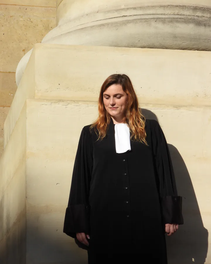 Maître Nolwenn Le Sayec en robe d’avocate